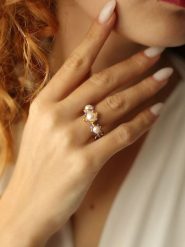 Pierres delicates Pozłacany pierścionek z perłami rozmiar: onesize. Białe pierścionki Pierres delicates, z kryształem, pozłacane. Za 30.99 zł.