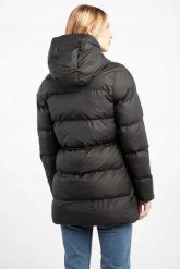 KURTKA DAMSKA ZIMOWA RAINS RK-15370-01B-M. Czarne kurtki Rains, na zimę, m, bez wzorów, z dresówki, sportowe, bez kaptura. Za 1,799.00 zł.