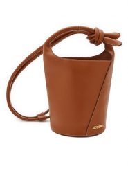 JACQUEMUS Plecak Le Petit Tourni 245BA366-3173 Brązowy. Brązowe plecaki JACQUEMUS, bez wzorów, ze skóry, bez dodatków. Za 3,889.00 zł.
