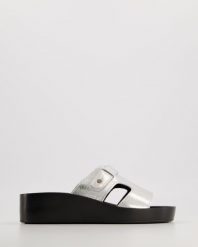 KLAPKI DAMSKIE 6008 SILVER SIM. Szare klapki Venezia, bez wzorów, ze skóry, bez obcasa, bez zapięcia. Za 159.00 zł.