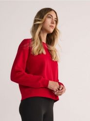 Bluza regular z bawełną - czerwony. Czerwone bluzy Reserved, l, bez wzorów, z bawełny, bez ramiączek, bez kaptura. W wyprzedaży za 39.99 zł.