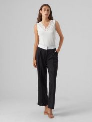 Vero Moda Top w kolorze białym rozmiar: M. Białe topy Vero Moda, m, bez wzorów, z koronki, bez kołnierzyka, bez ramiączek. Za 48.39 zł.