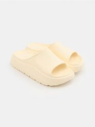 Klapki na platformie - żółty. Żółte klapki Sinsay, bez wzorów, bez obcasa, na platformie, bez zapięcia. Za 29.99 zł.