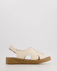 SKÓRZANE SANDAŁY 07487010D BEIGE. Brązowe sandały Venezia, bez wzorów, ze skóry, bez obcasa, bez zapięcia. Za 229.00 zł.