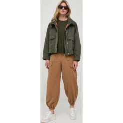 Twinset spodnie damskie kolor beżowy high waist. Brązowe spodnie materiałowe Twinset, bez wzorów, z materiału, z podwyższonym stanem. W wyprzedaży za 489.99 zł.