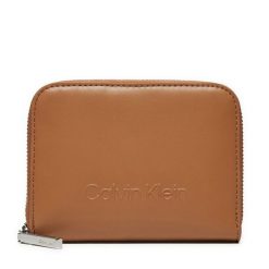 Portfel Calvin Klein. Brązowe portfele Calvin Klein, bez wzorów. Za 279.99 zł.
