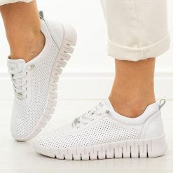 Białe ażurowe skórzane półbuty damskie LeeCopper 4001. Białe półbuty wsuwane Lee Cooper, na lato, z aplikacjami, z jeansu, eleganckie, z okrągłym noskiem, bez obcasa. Za 249.00 zł.