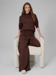 4F Spodnie dresowe z szerokimi nogawkami damskie - brązowe M. Brązowe spodnie sportowe 4f, bez wzorów, z bawełny, do biegania. Za 149.99 zł.