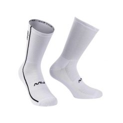 Skarpety rowerowe NORTHWAVE Apres Race Sock 18 cm biały. Białe skarpetki Northwave, bez wzorów. Za 65.00 zł.