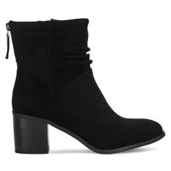 Botki JENNY. Czarne botki Jenny, bez wzorów, bez obcasa, na słupku, bez zapięcia. Za 149.99 zł.