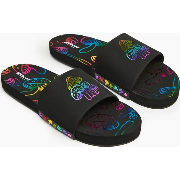 Klapki z motywem muchomorów holo - Czarny. Czarne klapki Cropp, bez wzorów, bez obcasa, bez zapięcia. Za 59.99 zł.