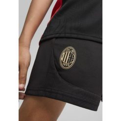 Młodzieżowe szorty treningowe AC Milan PUMA Black For All Time Red. Czarna szorty sportowe Puma, bez wzorów, na fitness i siłownię. W wyprzedaży za 154.90 zł.