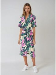 Monki Sukienka w kolorze morsko-kremowo-różowym rozmiar: XS. Niebieskie sukienki Monki, xs, bez wzorów, z tkaniny, bez kołnierzyka, bez ramiączek, midi. Za 43.99 zł.