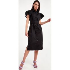 Sukienka TWINSET. Czarne sukienki Twinset Milano, w ażurowe wzory, z koronki, klasyczne, bez kołnierzyka, bez ramiączek, mini, koszulowe. W wyprzedaży za 703.20 zł.