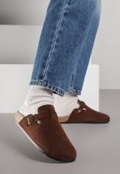 Brązowe Klapki Typu Chodaki z Ekozamszu Zdobione Sprzączką Amustana. Brązowe klapki Renee, z aplikacjami, z jeansu, eleganckie, bez obcasa, na płaskiej podeszwie, bez zapięcia. Za 79.99 zł.