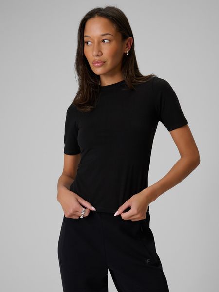 4F T-shirt slim gładki damski - czarny M. Czarne t-shirty 4f, m, bez wzorów, z materiału, bez kołnierzyka, bez ramiączek. Za 59.99 zł.