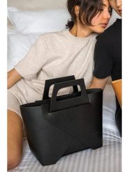 Maison héritage PARIS Skórzana torebka "Rita" w kolorze czarnym - 40 x 25 x 15 cm rozmiar: onesize. Czarne torebki klasyczne maison héritage PARIS, bez wzorów, z materiału, przez ramię, bez dodatków. Za 391.99 zł.