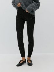 Legginsy z błyszczącymi aplikacjami - czarny. Czarne legginsy Reserved, z aplikacjami, z dzianiny. W wyprzedaży za 49.99 zł.