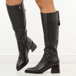 Czarne skórzane kozaki damskie na obcasie DiA 1069. Czarne kozaki DiA, na jesień, bez wzorów, ze skóry, eleganckie, bez obcasa, na obcasie, bez zapięcia. Za 399.00 zł.