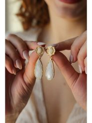 Pierres delicates Pozłacane kolczyki-wkrętki z kamieniami księżycowymi rozmiar: onesize. Żółte kolczyki Pierres delicates, z kamieniem księżycowym, pozłacane. Za 74.81 zł.