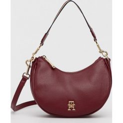 Tommy Hilfiger torebka kolor bordowy. Czerwone listonoszki Tommy Hilfiger, bez wzorów, z włókna, na ramię, bez dodatków. W wyprzedaży za 479.99 zł.