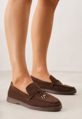 Brązowe Mokasyny z Imitacji Zamszu z Ozdobnym Przeszyciem i Zawieszką Veleyra. Brązowe mokasyny Born2be, bez wzorów, z jeansu. Za 99.99 zł.