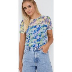 Dkny t-shirt P22HBNHV damska. T-shirty DKNY, l, bez wzorów, z materiału, bez kołnierzyka, bez ramiączek. W wyprzedaży za 229.99 zł.