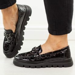 Czarne skórzane mokasyny damskie Filippo Dp8004/26. Czarne mokasyny Filippo, z aplikacjami, z jeansu, z okrągłym noskiem. Za 279.00 zł.