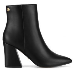 Botki Nine West. Czarne botki Nine West, bez wzorów, bez obcasa, na słupku, bez zapięcia. Za 279.99 zł.