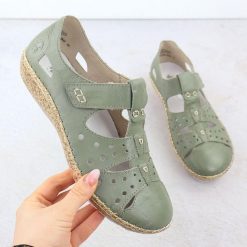 Półbuty damskie na rzep komfortowe ażurowe zielone Rieker 44852-52. Zielone półbuty wsuwane Rieker, w ażurowe wzory, ze skóry, bez obcasa. Za 339.00 zł.