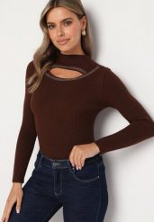 Brązowy Prążkowany Golf z Wycięciem Przy Dekolcie z Cyrkoniami Wokół Merithias. Brązowe swetry Born2be, z aplikacjami, z bawełny, eleganckie, bez ramiączek. Za 49.99 zł.
