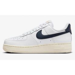 Buty do chodzenia damskie Nike Air Force 1 07 Easyon. Białe buty do biegania Nike, bez wzorów, z gumy, bez zapięcia, do biegania, Nike Air Force. Za 583.00 zł.