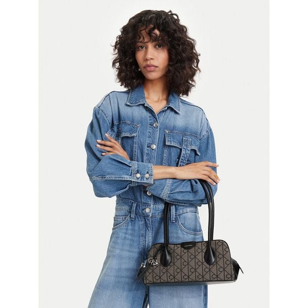 Torebka Calvin Klein. Szare torebki klasyczne Calvin Klein, bez wzorów, klasyczne, bez dodatków. Za 649.99 zł.