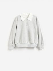 Bluza z ozdobnym kołnierzem - jasnoszary. Szare bluzy Reserved, l, bez wzorów, z bawełny, bez ramiączek, bez kaptura. Za 119.99 zł.