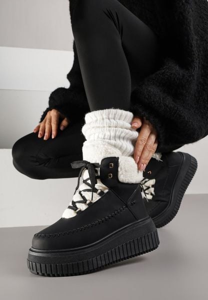 Czarne Śniegowce na Platformie z Tłoczeniem Ozdobione Przeszyciami i Futerkiem Ralassa. Czarne śniegowce Renee, bez wzorów, z futra, bez zapięcia. Za 159.99 zł.