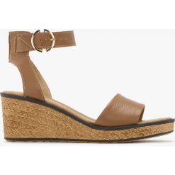 Brązowe sandały na platformie HAYLEY. Brązowe sandały Ryłko, bez wzorów, ze skóry, bez obcasa, na platformie, bez zapięcia. Za 299.99 zł.