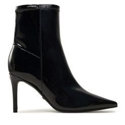 Botki Guess. Czarne botki Guess, z aplikacjami, bez obcasa, na szpilce, bez zapięcia. Za 469.99 zł.