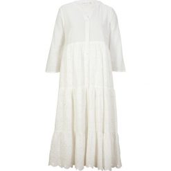 Sukienka szmizjerka midi z ażurowej koronki. Czerwone sukienki bonprix, w ażurowe wzory, z koronki, bez kołnierzyka, bez ramiączek, midi, szmizjerki. Za 139.99 zł.
