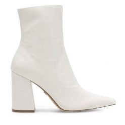 Botki Nine West. Białe botki Nine West, bez wzorów, bez obcasa, na słupku, bez zapięcia. Za 129.99 zł.
