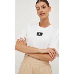Puma body damskie kolor biały. Białe t-shirty Puma, z aplikacjami, bez kołnierzyka, bez ramiączek. W wyprzedaży za 159.99 zł.