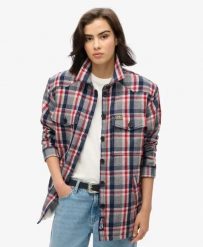 Superdry Borg Check Overshirt – Koszula-overshirt z borgiem w kratę. Czerwone koszule Superdry, z aplikacjami, z materiału, klasyczne, bez kołnierzyka, bez ramiączek. Za 430.25 zł.