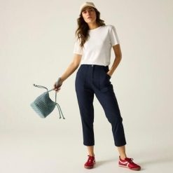 Damskie spodnie Shorebella Capri. Niebieskie szorty Regatta, bez wzorów, z bawełny, sportowe. Za 299.99 zł.