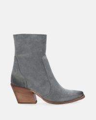 NIEBIESKIE KOWBOJKI DAMSKIE 13560 CAM SALVIA. Niebieskie botki Venezia, bez wzorów, ze skóry, bez obcasa, bez zapięcia. Za 639.00 zł.