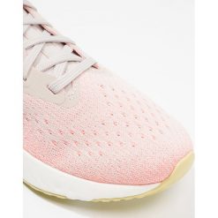 Nike Performance ODYSSEY REACT Obuwie do biegania treningowe desert sand/sail/light atomic pink/lemon. Różowe buty treningowe Nike Performance, z materiału. W wyprzedaży za 356.85 zł.