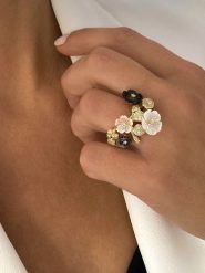 Les Petites Précieuses Pozłacany pierścionek z masą perłową i cyrkoniami rozmiar: 50. Białe pierścionki Les Petites Précieuses, z cyrkonią, pozłacane. Za 284.82 zł.