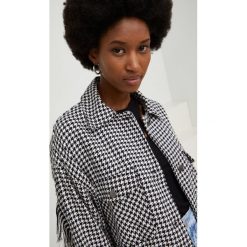 Answear Lab koszula damska kolor czarny relaxed. Czarne koszule Answear Lab, l, bez wzorów, bez kołnierzyka, bez ramiączek. Za 229.99 zł.