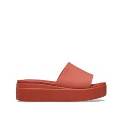Klapki DKlapki Dla Dorosłych Crocs Brooklyn Slide. Brązowe klapki Crocs, bez wzorów, z materiału, bez obcasa, bez zapięcia. Za 181.99 zł.