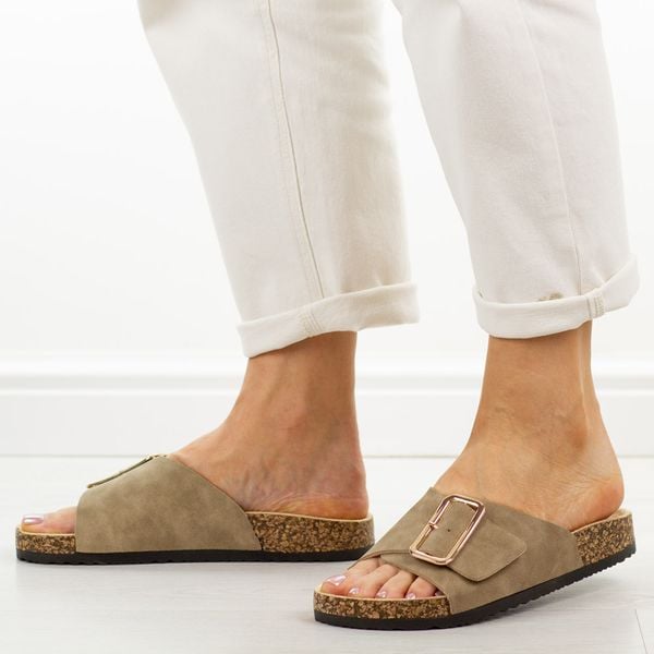 Khaki klapki damskie Potocki 17309. Brązowe klapki POTOCKI, bez wzorów, z jeansu, casualowe, bez obcasa, na płaskiej podeszwie, bez zapięcia. Za 99.00 zł.