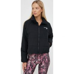 New Balance kurtka damska kolor czarny przejściowa. Czarne kurtki New Balance, l, bez wzorów, bez kaptura. W wyprzedaży za 274.99 zł.