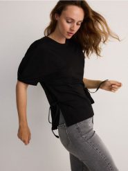 Bluzka z wiskozą - czarny. Czarne bluzki Reserved, l, bez wzorów, z dzianiny, bez kołnierzyka, bez ramiączek. W wyprzedaży za 69.99 zł.